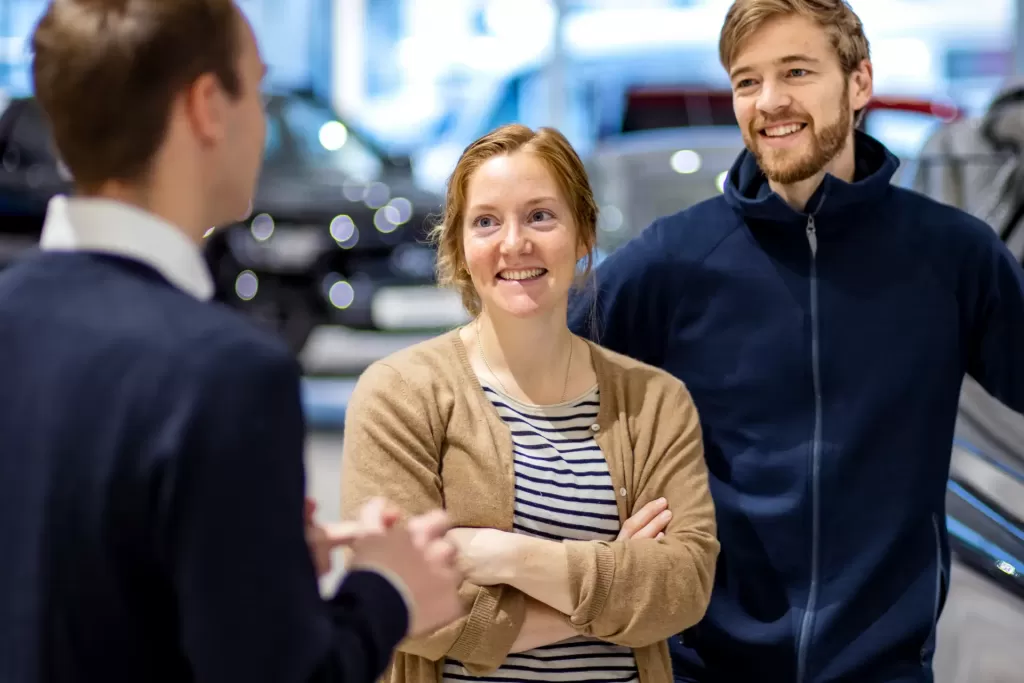 Bilselger snakker med kunder hos Sommerseth